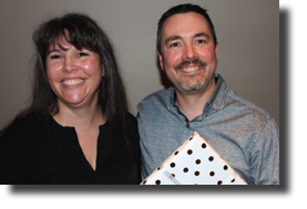 Julie et Dave. Cadeau remis au membre sortant du Conseil d'administration