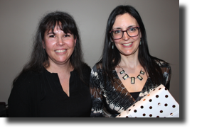 Julie et Marie-&Egrave;ve. Cadeau remis au membre sortant du Conseil d'administration