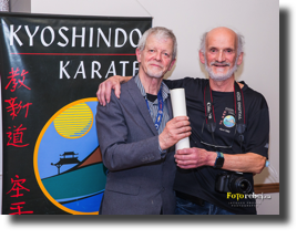 Dipl&ocirc;me de 8e dan remis &agrave; notre fondateur et directeur, Jacques Labrecque