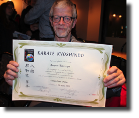 Dipl&ocirc;me de 8e dan remis &agrave; notre fondateur et directeur, Jacques Labrecque